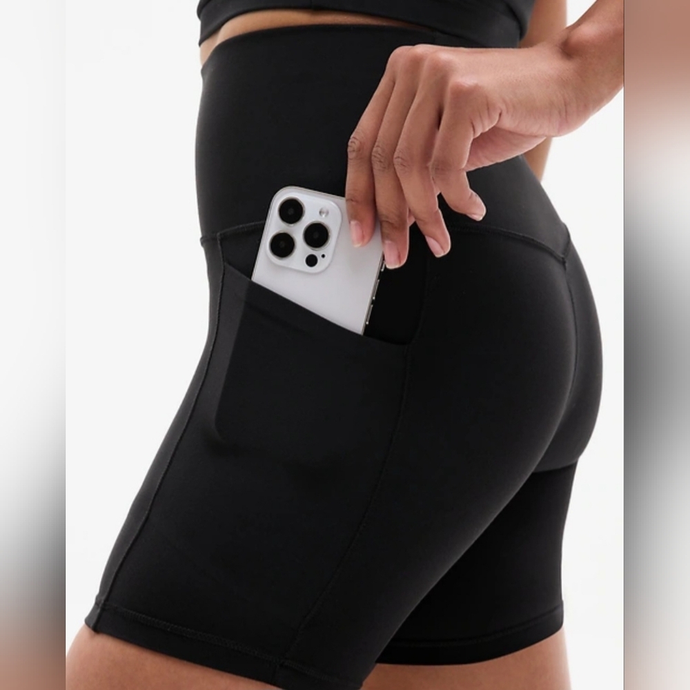 Athleta Salutation Shorts 🖤